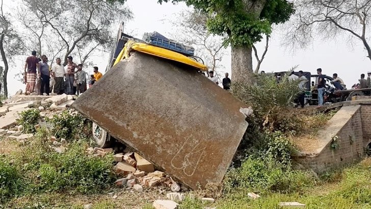 ট্রাকের ধাক্কায় পুলিশ বক্স ভেঙে চুরমার, বাবা-ছেলে নিহত